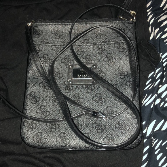 Crossbody guess eat 1981 purse - Picture 2 of 3